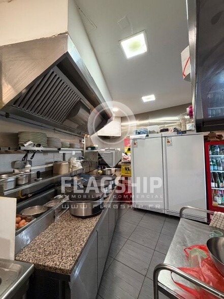 Retail in Paris for lease - Interior Photo - Image 2 of 3