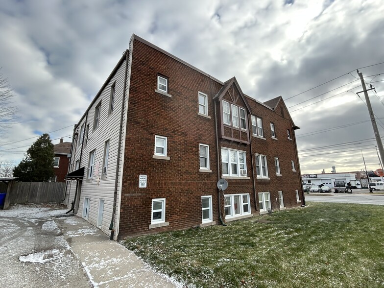 208 Giles Blvd E, Windsor, ON à vendre - Photo du bâtiment - Image 3 de 3