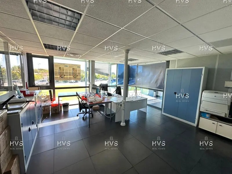 Flex in Venelles for lease Interior Photo- Image 1 of 10