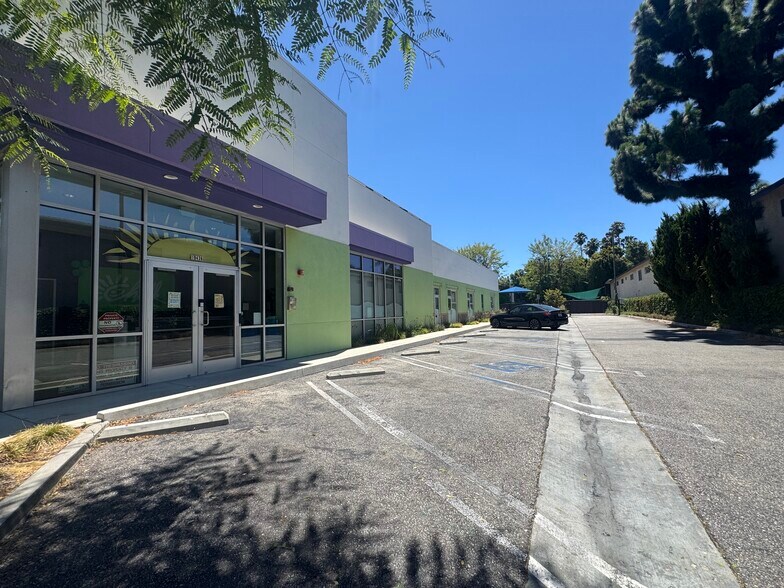 19436 Ventura Blvd, Tarzana, CA à louer - Photo du bâtiment - Image 2 de 16