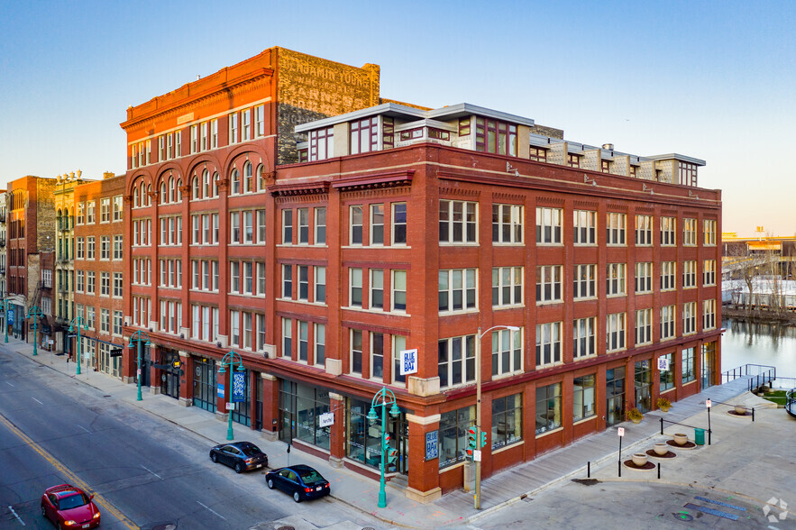 233-243 N Water St, Milwaukee, WI for lease - Primary Photo - Image 1 of 8