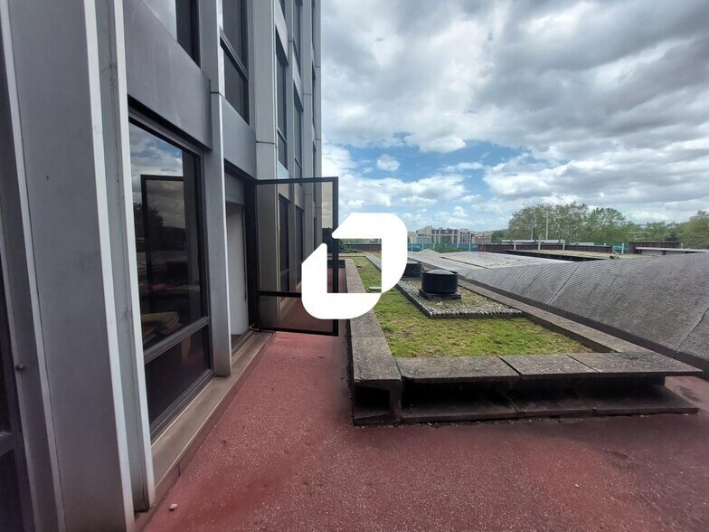 Bureau dans Saint-Cloud à louer - Photo du bâtiment - Image 1 de 11