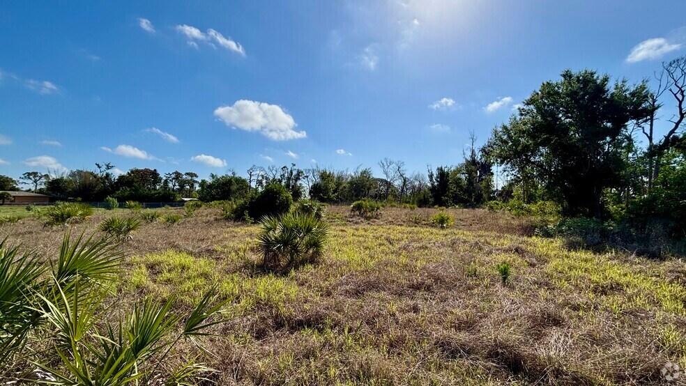 1630 Manor Rd, Englewood, FL for sale - Primary Photo - Image 1 of 47
