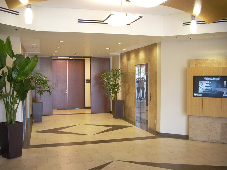180 N Riverview Dr, Anaheim, CA à louer - Photo intérieure - Image 2 de 7