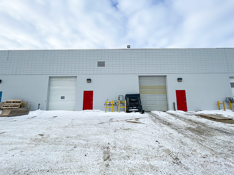 7419 50th Ave, Red Deer, AB à vendre - Photo du bâtiment - Image 2 de 2