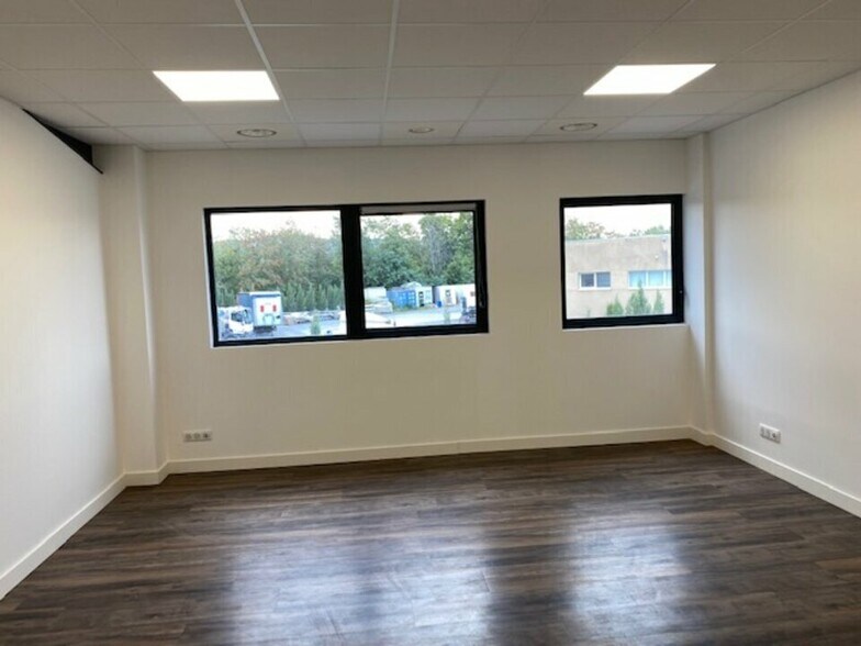 Office in Lissieu for lease - Interior Photo - Image 1 of 6