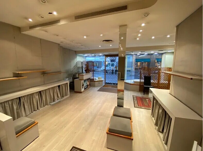 Retail in Paris for lease - Building Photo - Image 1 of 7