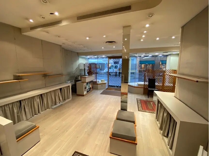 Retail in Paris for lease Building Photo- Image 1 of 8