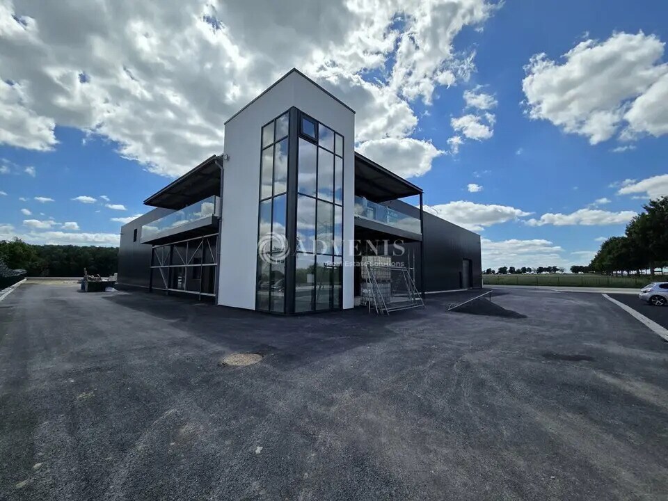 Flex dans Villeneuve-sous-Dammartin à louer Photo du bâtiment- Image 1 de 12