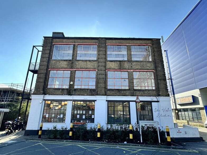 231 The Vale, Londres à louer - Photo du bâtiment - Image 1 de 12