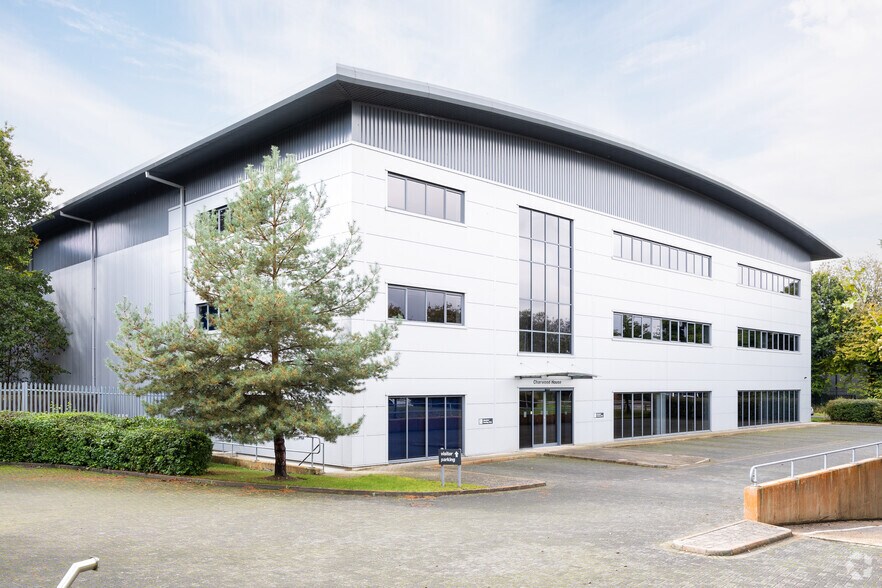 Charwood House, Southwater à vendre - Photo du bâtiment - Image 2 de 2