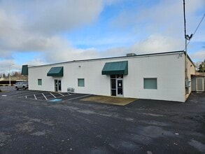 1775 N 10th St, Central Point, OR for lease Interior Photo- Image 2 of 14