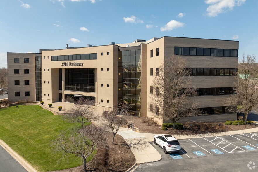 3700 Embassy Pky, Akron, OH à louer - Photo principale - Image 1 de 7
