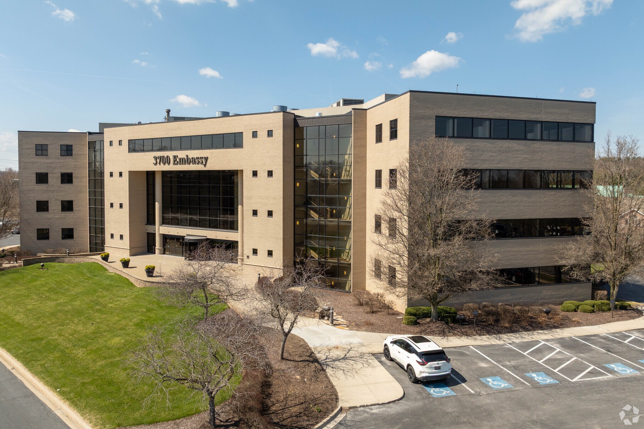 3700 Embassy Pky, Akron, OH à louer Photo principale- Image 1 de 8