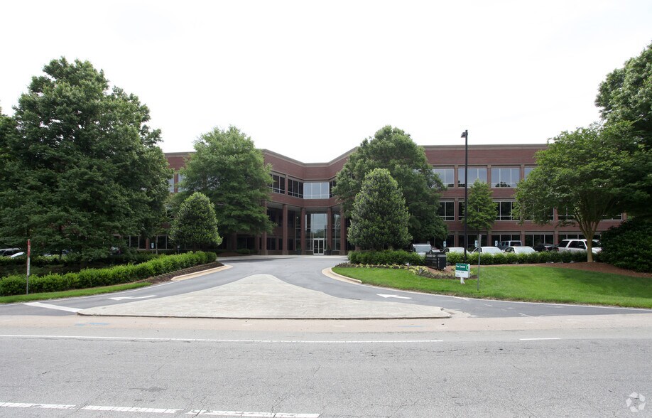 801 Jones Franklin Rd, Raleigh, NC à louer - Photo du bâtiment - Image 2 de 13
