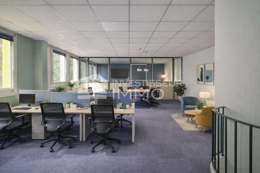 Flex in Lognes for lease - Interior Photo - Image 2 of 5