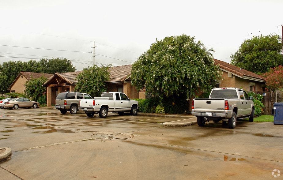 5426 Holly Rd, Corpus Christi, TX for sale - Building Photo - Image 2 of 5