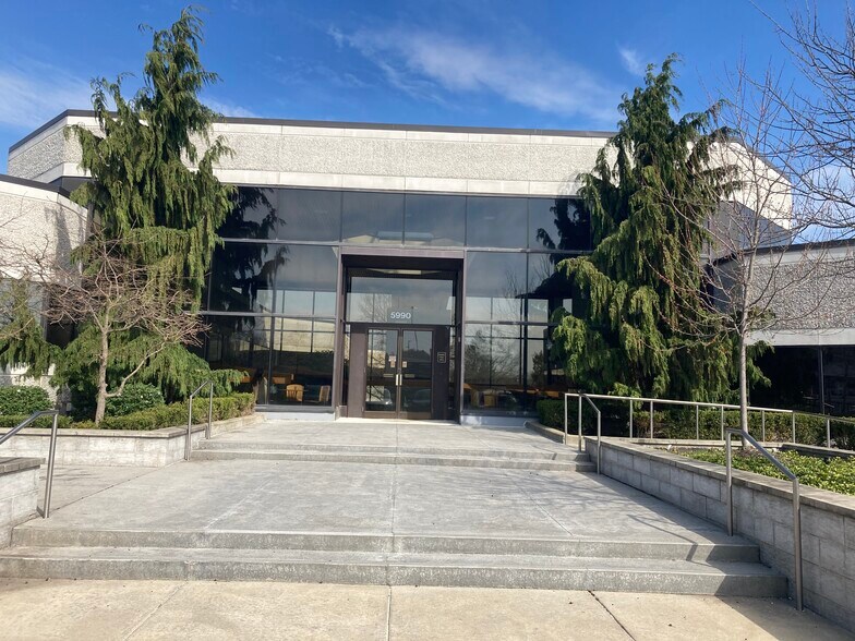 5990 W Creek Rd, Independence, OH for lease - Building Photo - Image 2 of 8