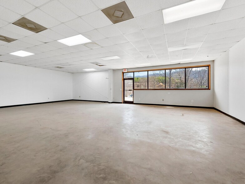 82 Old Mars Hill Hwy, Weaverville, NC à louer - Photo du bâtiment - Image 3 de 30