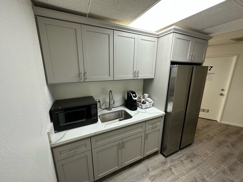 135 N Victory Blvd, Burbank, CA for lease - Building Photo - Image 3 of 5