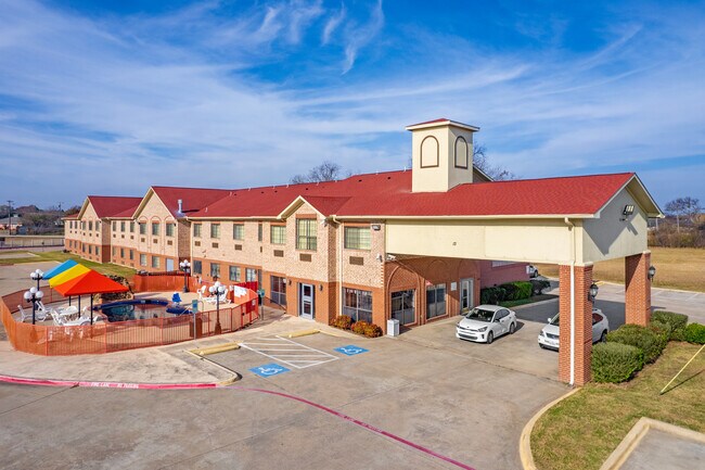 Plus de détails pour 1439 N Highway 67, Cedar Hill, TX - Services hôteliers à vendre