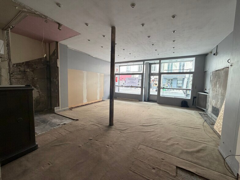 Rue De Sèvres, Paris for lease - Building Photo - Image 2 of 6