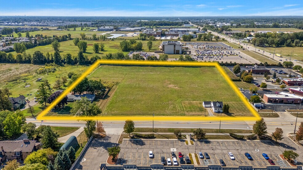 50811 Romeo Plank Rd, Macomb, MI à vendre - Photo du bâtiment - Image 2 de 2