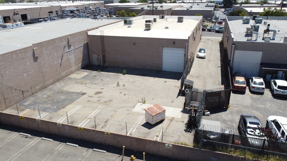 9765 Eton Ave, Chatsworth, CA à louer - Photo du bâtiment - Image 3 de 3