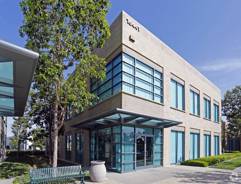 16441 Scientific Way, Irvine, CA à vendre - Photo du bâtiment - Image 2 de 18