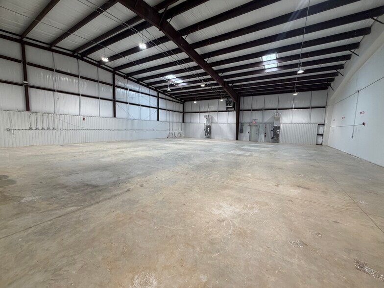 11729 Uradco Pl, San Antonio, FL for lease - Building Photo - Image 2 of 7