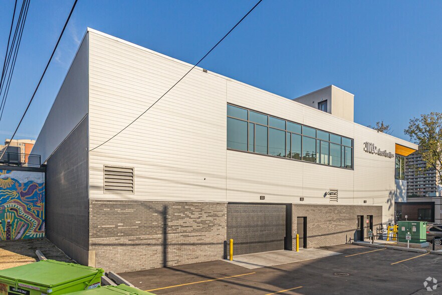 11104 102 Av NW, Edmonton, AB à louer - Photo du bâtiment - Image 3 de 4