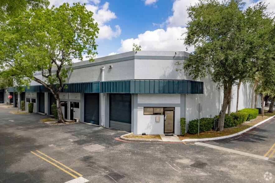 6741 W Sunrise Blvd, Plantation, FL à louer - Photo du bâtiment - Image 3 de 12