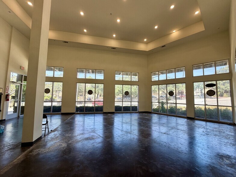 3230 Hillcrest Dr, Balcones Heights, TX à louer - Photo du bâtiment - Image 2 de 10