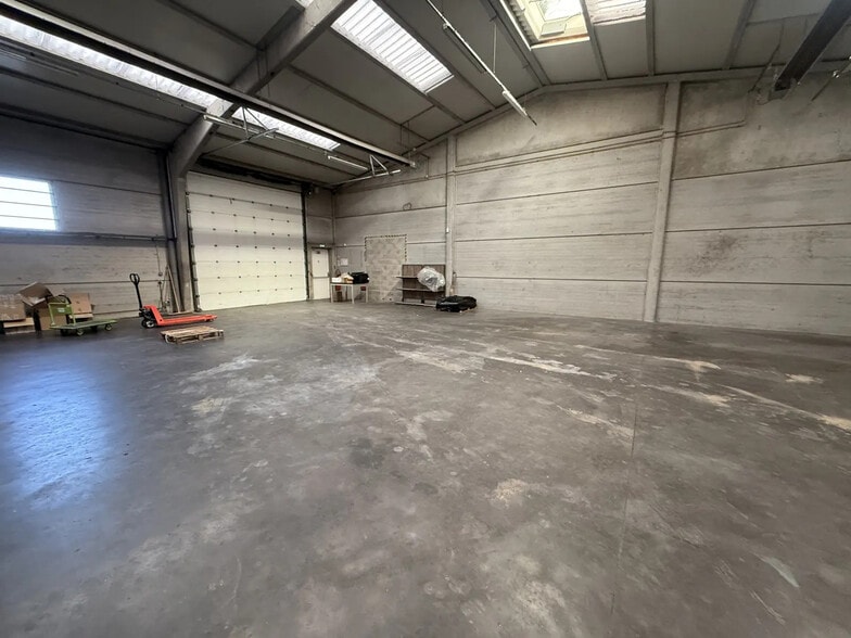 Flex in Ennery for lease - Interior Photo - Image 1 of 9