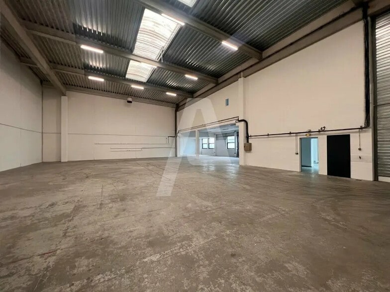 Flex in Ivry-sur-Seine for lease - Building Photo - Image 1 of 5