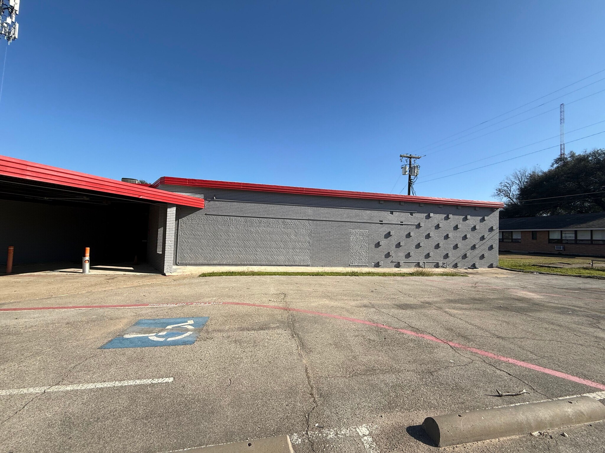 2020 Saturn Rd, Garland, TX à vendre Photo du bâtiment- Image 1 de 16