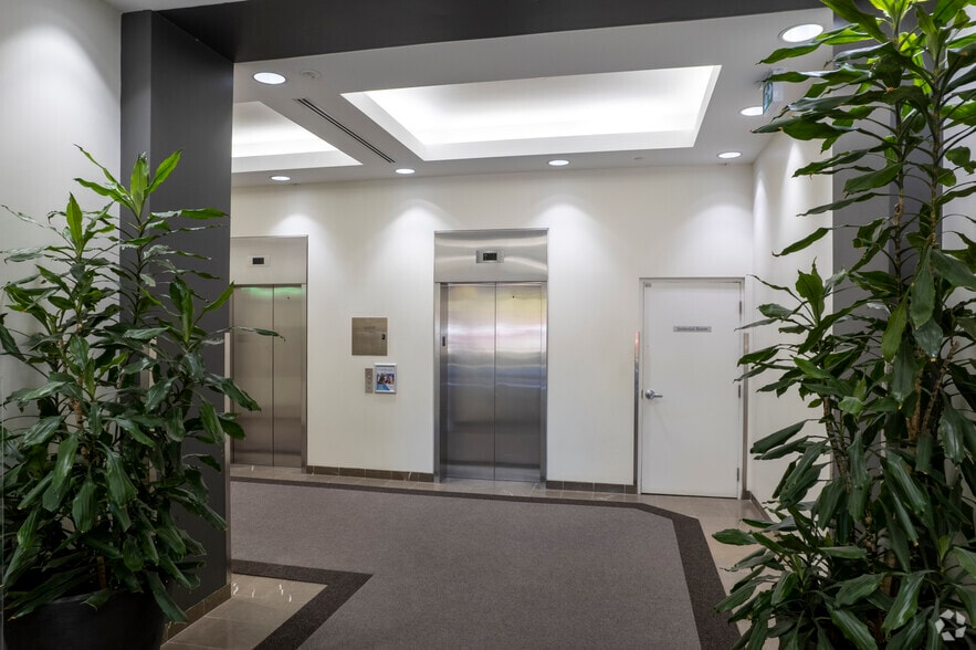 2000 Argentia Rd, Mississauga, ON à louer - Hall d’entrée - Image 3 de 4