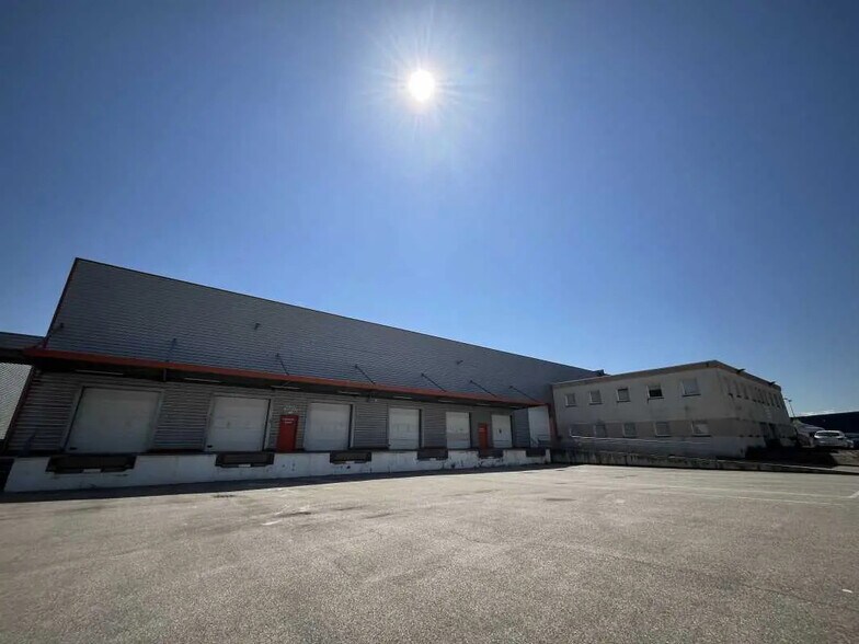 14 Avenue Maréchal Juin, Saint-Laurent-de-Mure à louer - Photo du bâtiment - Image 1 de 6