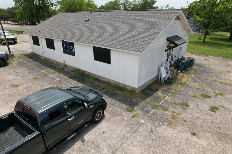 203 W New Hope Dr, Cedar Park, TX for sale - Building Photo - Image 2 of 7