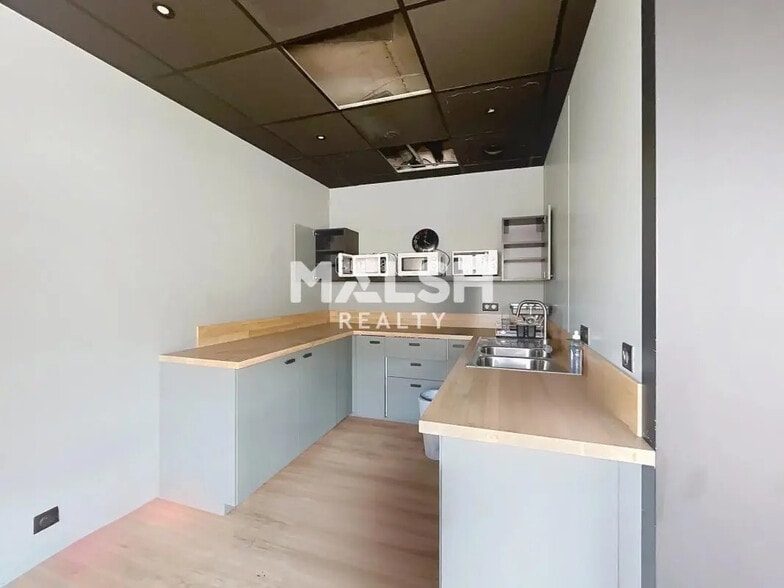 Office in Bron for lease - Interior Photo - Image 2 of 14