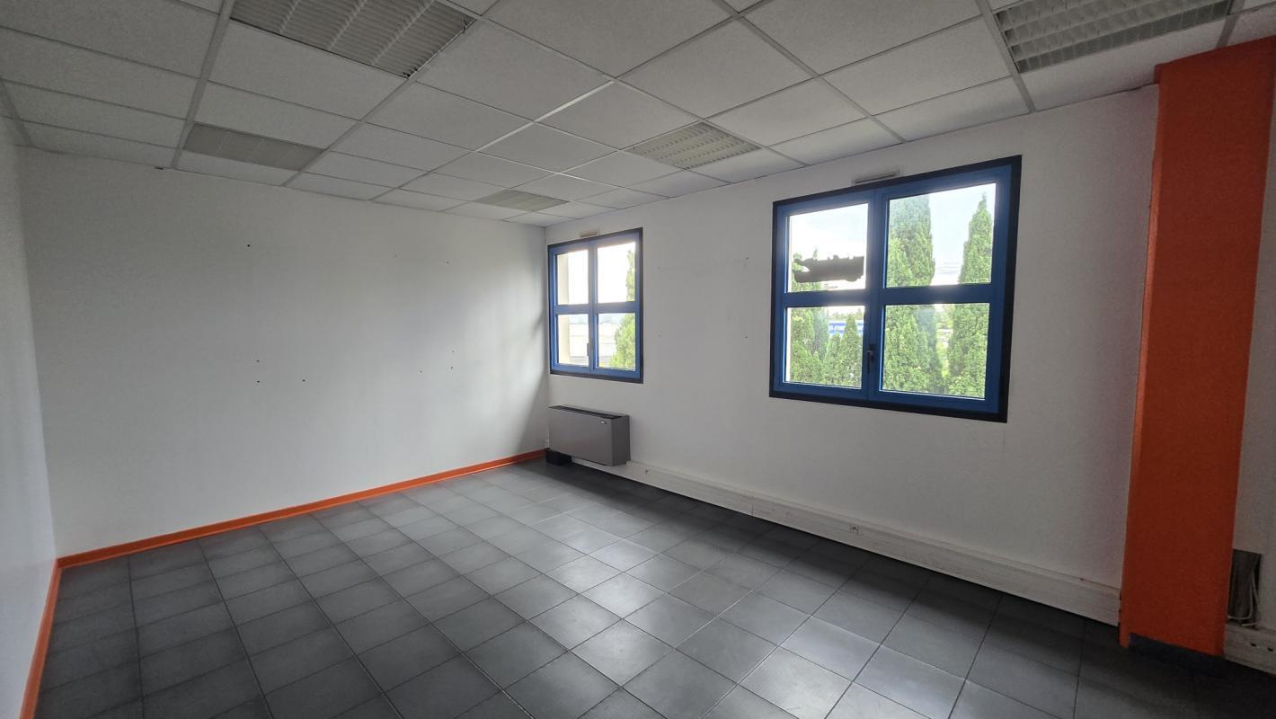 Office in La Garde for lease Building Photo- Image 1 of 7
