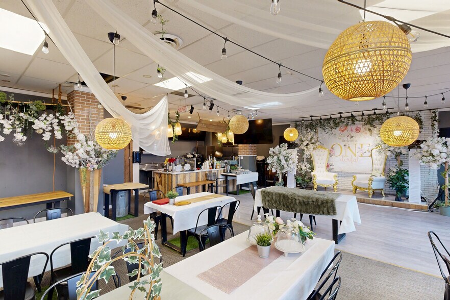 10130 107 Av NW, Edmonton, AB à louer - Numérisation 3D de Matterport - Image 2 de 17