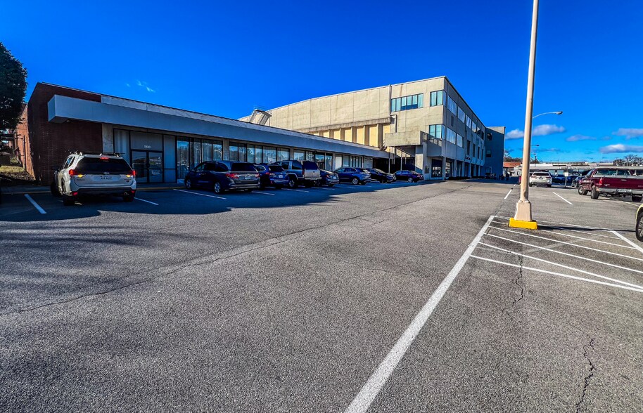 1502 Williamson Rd NE, Roanoke, VA à louer - Photo du bâtiment - Image 2 de 9