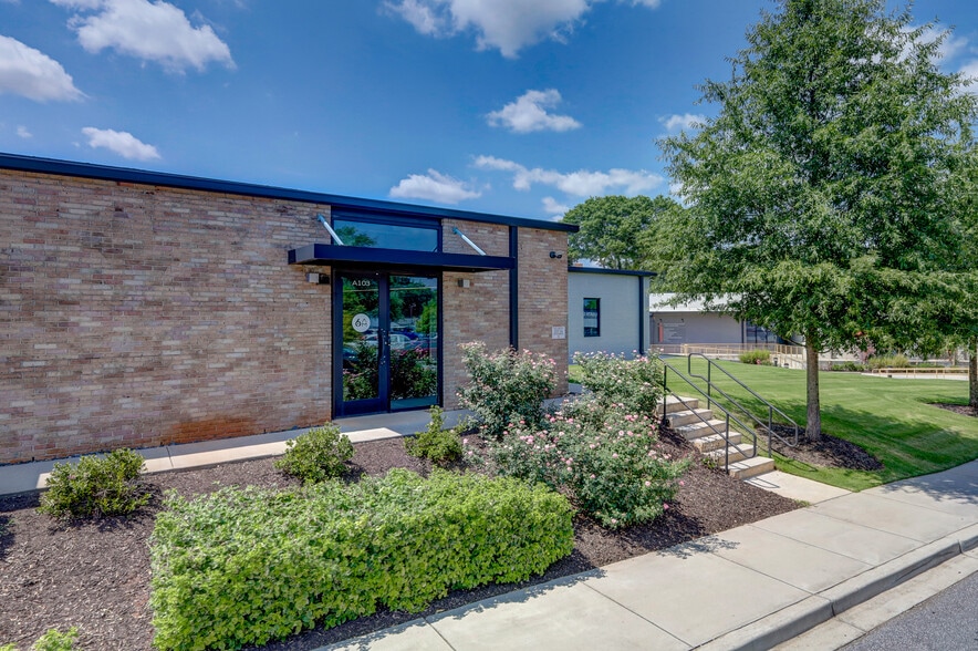 556 Perry Ave, Greenville, SC for lease - Building Photo - Image 2 of 11