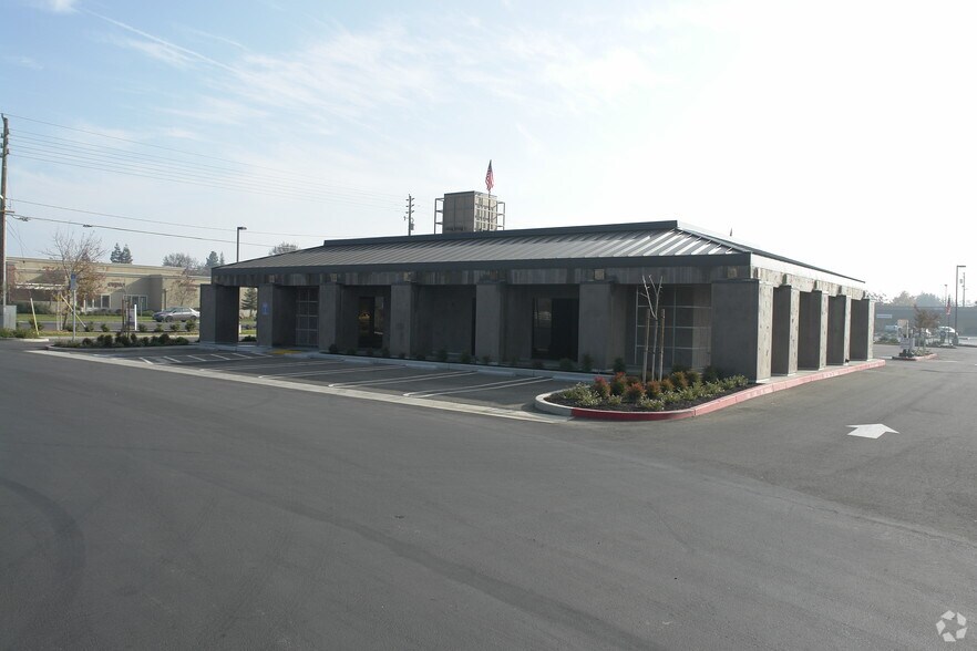 3945 Coffee Rd, Modesto, CA à louer - Photo principale - Image 1 de 6