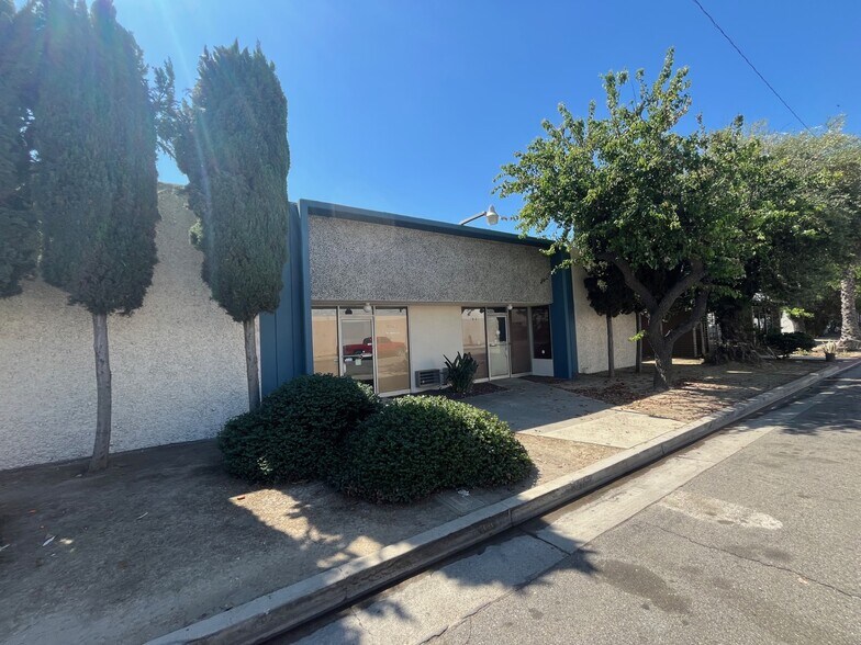 1020-1022 E Orangefair Ln, Anaheim, CA à louer - Photo du bâtiment - Image 3 de 4