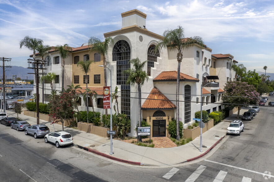 10200 Sepulveda Blvd, Mission Hills, CA for lease - Building Photo - Image 1 of 4