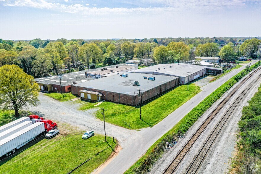 915 Curtis St, Monroe, NC à louer - Photo du bâtiment - Image 2 de 25