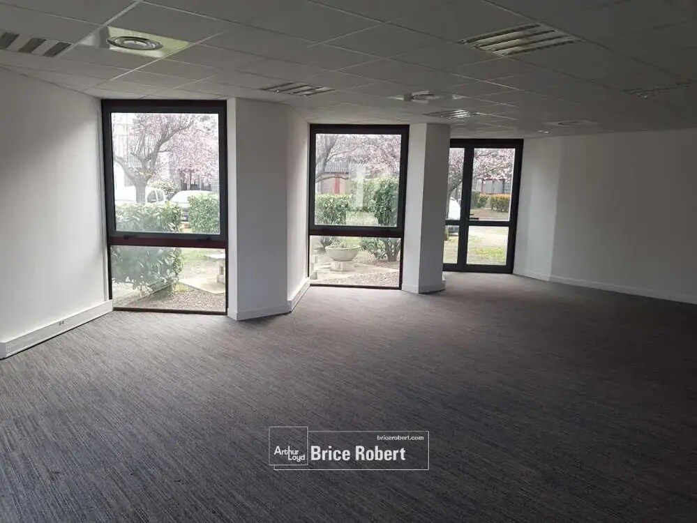 Office in Vénissieux for lease Interior Photo- Image 1 of 5