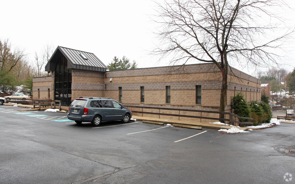 101 Drake Rd, Upper Saint Clair, PA for lease - Building Photo - Image 2 of 6